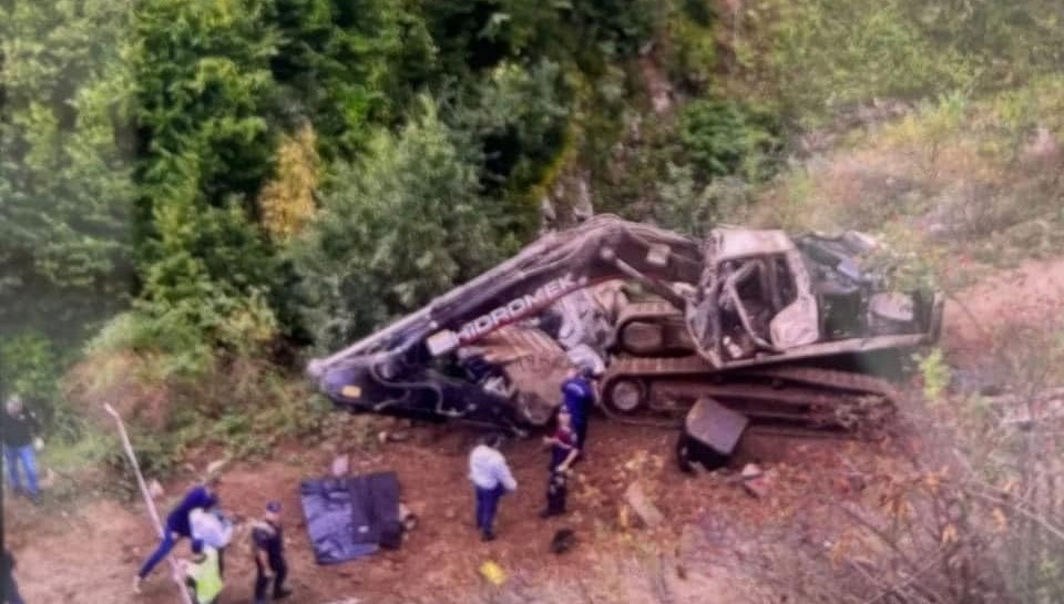 Artvin’de iş makinesi yüklü TIR şarampole yuvarlandı: 2 kişi hayatını kaybetti