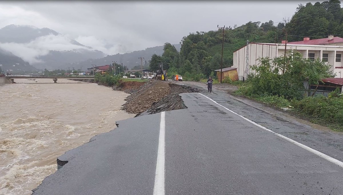 Artvin'de sel ve heyelan: Yol çöktü