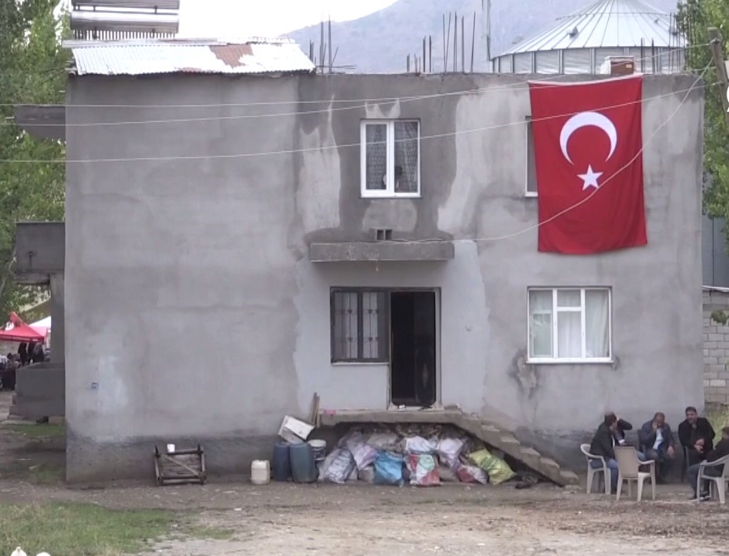 Şehidin babaevine Türk bayrağı asıldı.