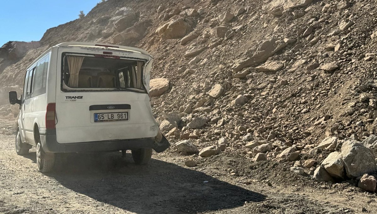 Hakkari'de faciadan dönüldü: Minibüsün üzerine kaya parçaları düştü