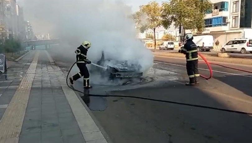 Diyarbakır’da seyir halinde otomobil yandı