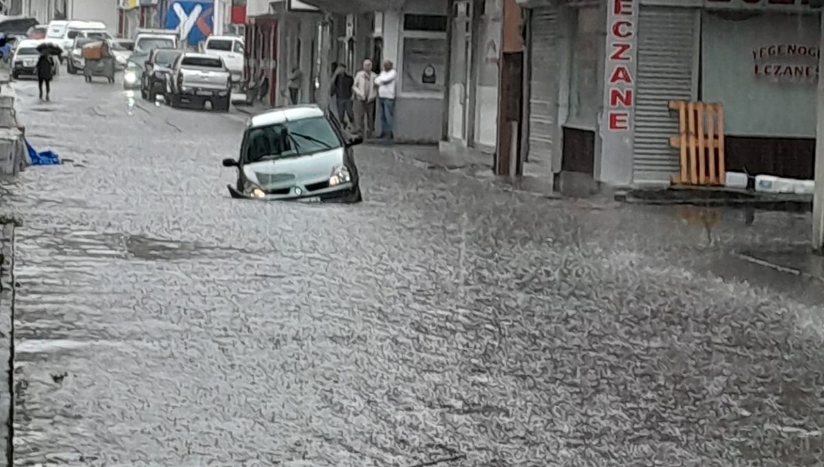 Artvin'i sağanak vurdu: Yollar göle döndü