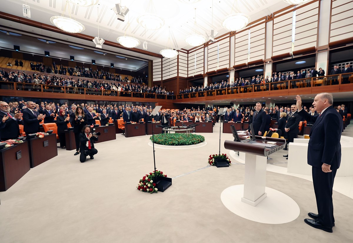 Genel Kurul salonuna giren Cumhurbaşkanı Erdoğan