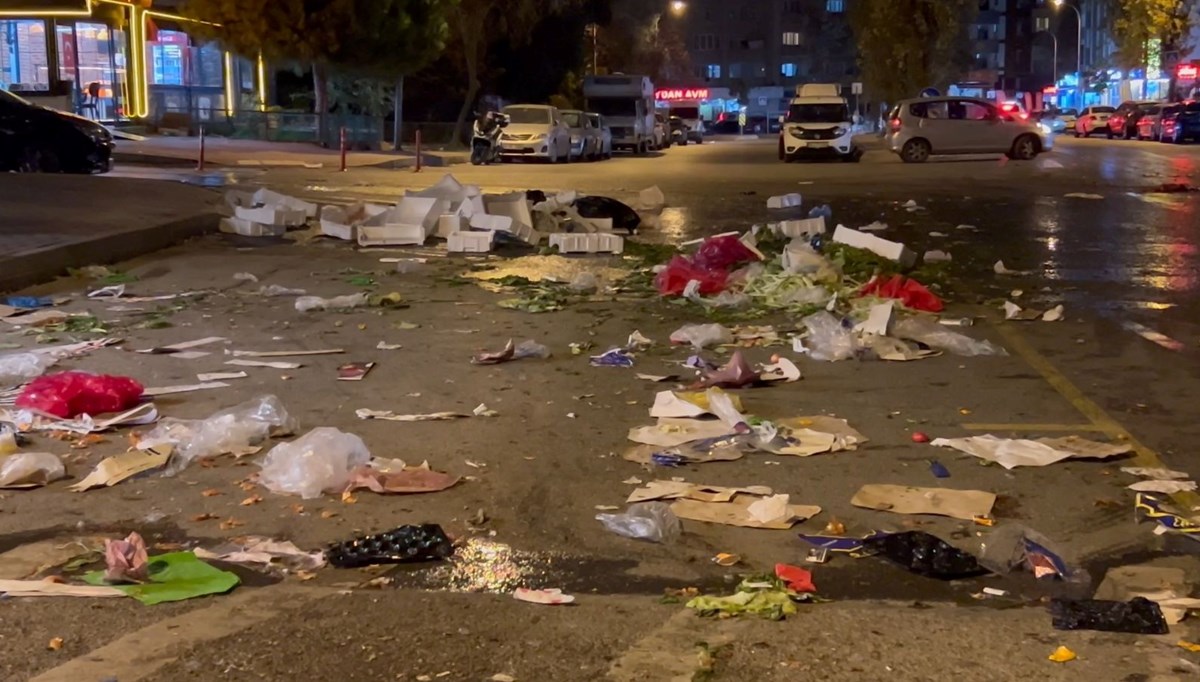 Belediye ile zam konusunda anlaşamayan işçiler çöpleri toplamadı