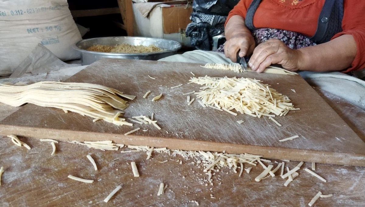 Soğuk kış günlerinin damak çatlatan lezzeti: 1 haftalık emek sonrası sofraları süslüyor