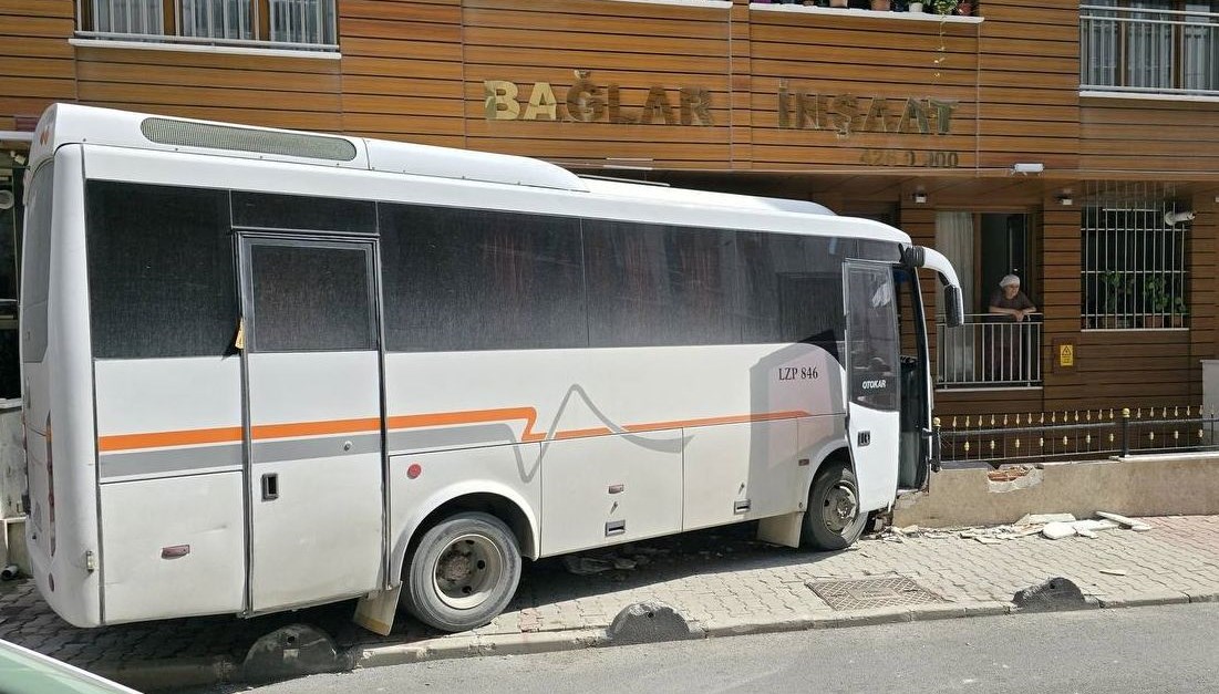 İstanbul'da servis aracı binaya çarptı