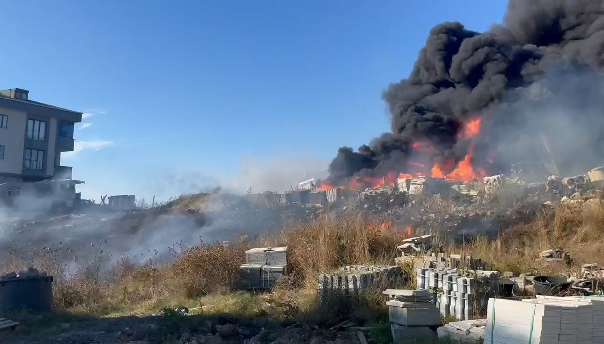 Arnavutköy'de depo yangını