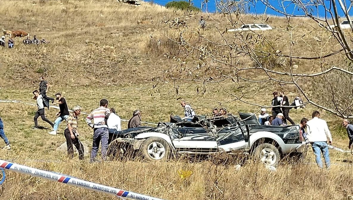 Yoldan çıkan kamyonet, 70 metreden yuvarlandı: 2 kişi hayatını kaybetti