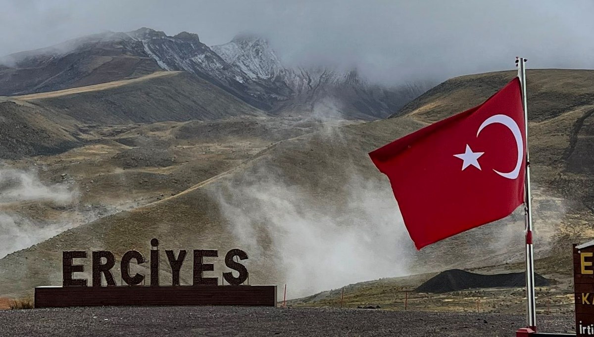 Erciyes'in zirvesi karla kaplandı