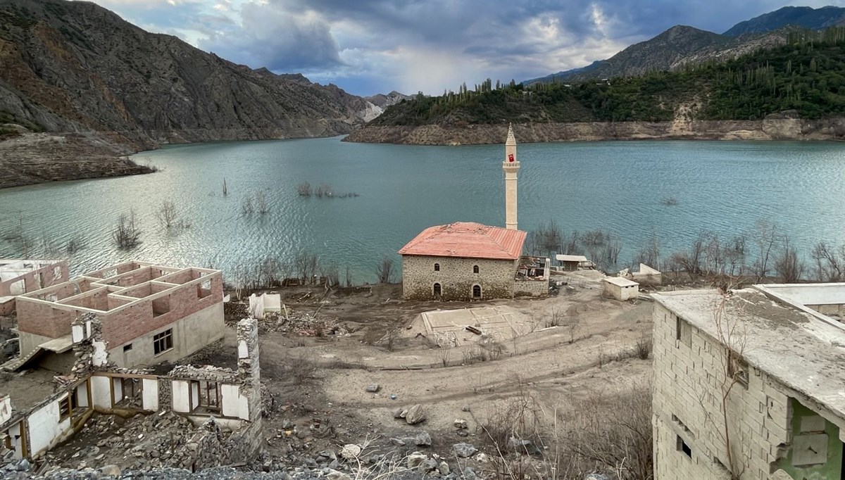 Baraj suları çekildi, köyler gün yüzüne çıktı: 