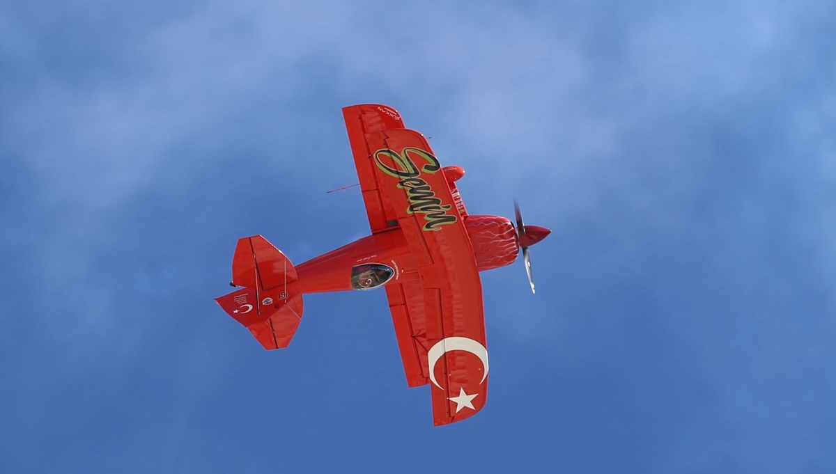 Türkiye'nin tek sivil akrobasi pilotundan cumhuriyetin 101. yaşına özel uçuş