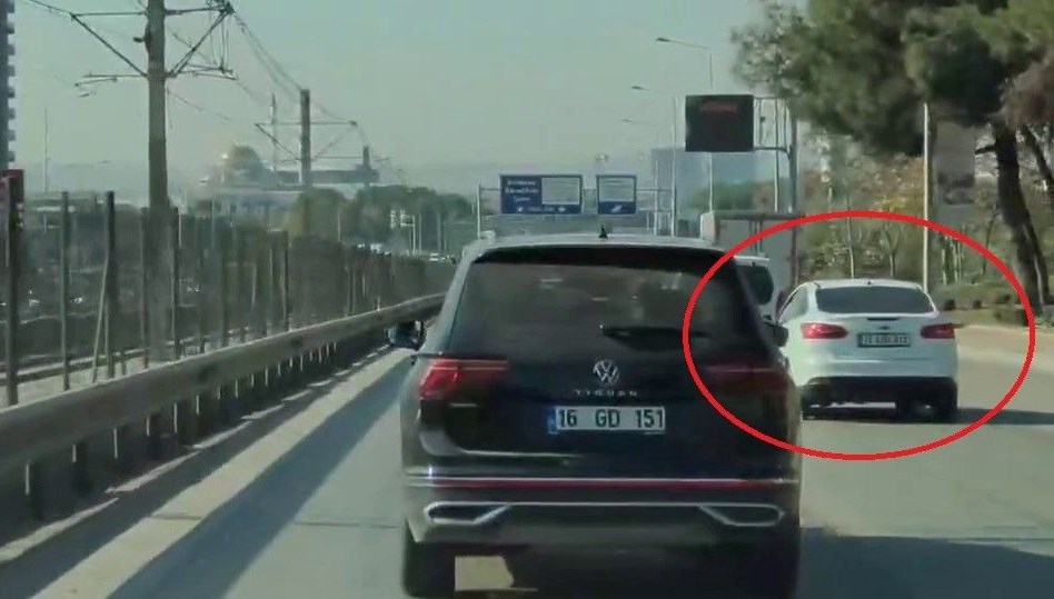 Trafikte korku dolu anlar: Direksiyon başında fenalaştı