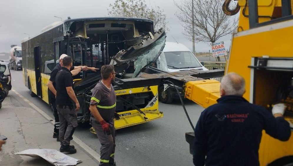 İETT otobüsleri kafa kafaya çarpıştı: Yaralılar var