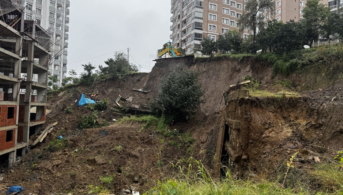 Rize'de toprak kayması: Çocuk parkı ve istinat duvarı zarar gördü