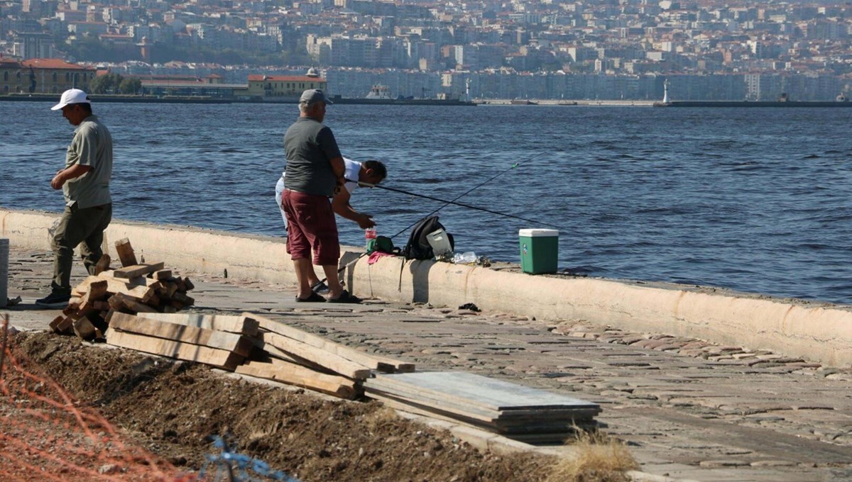 İzmir Körfezi'nde kirliliğe aldırış etmeden balık tuttular