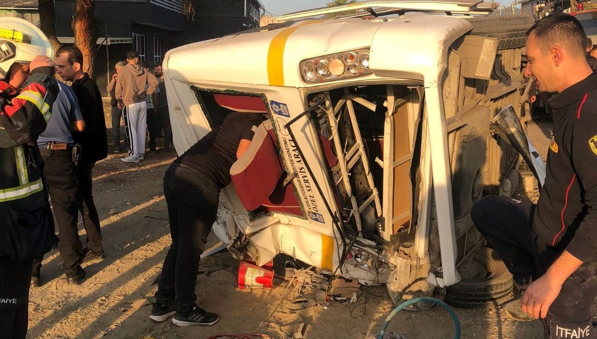 Tanker ile minibüs çarpıştı: 11 kişi yaralı