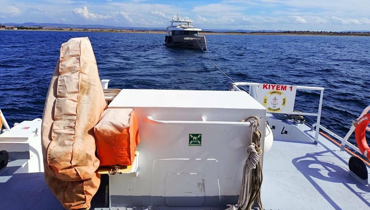 Çanakkale Boğazı'nda sürüklenen tekne emniyete alındı