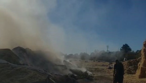 Elazığ'da tonlarca saman balyası kül oldu