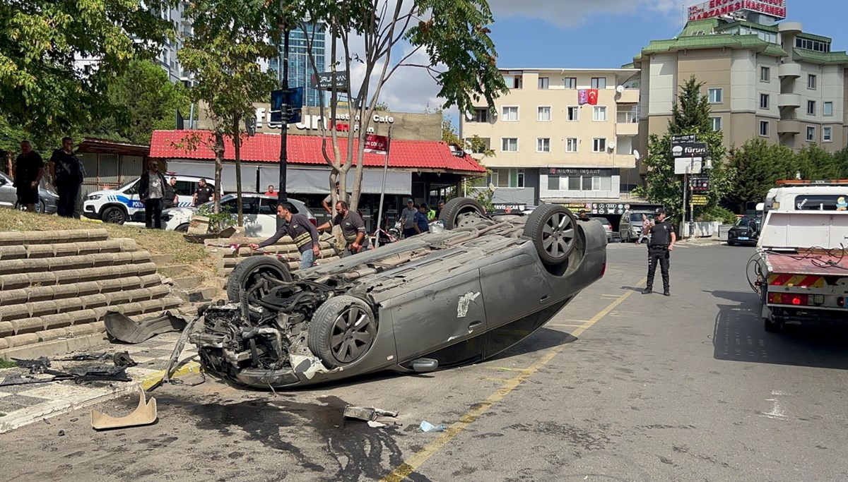 Maltepe'de aydınlatma direğine çarpan otomobil takla attı