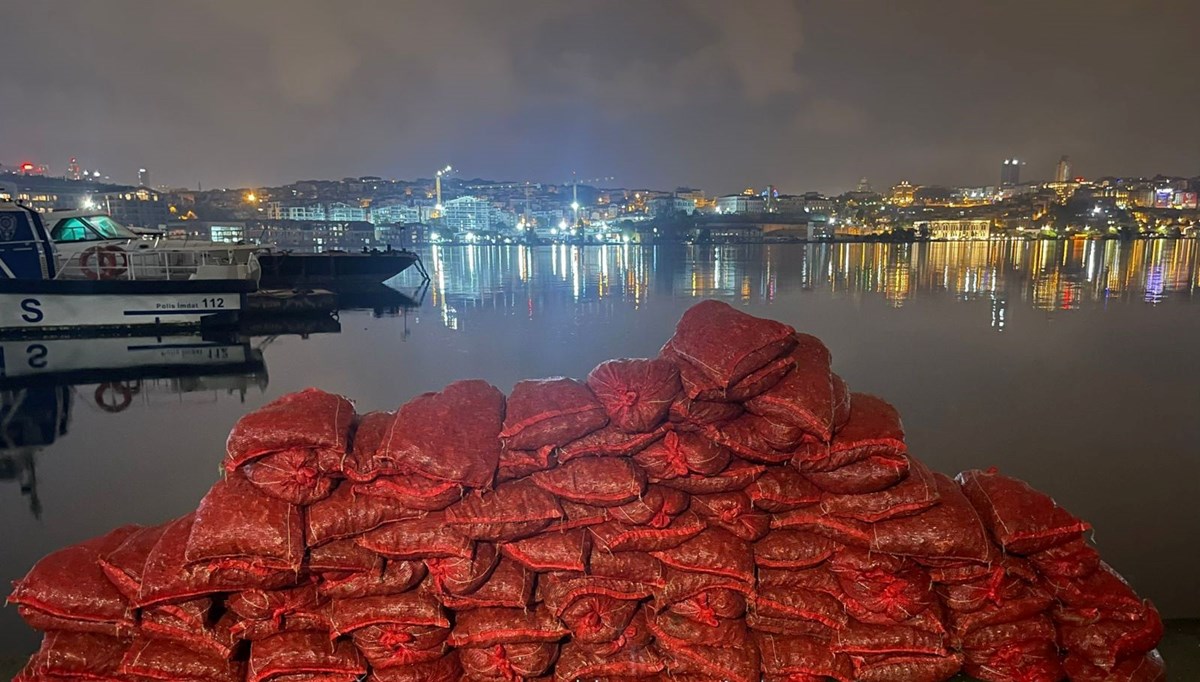 Eminönü'nde 3 ton kaçak midye ele geçirildi