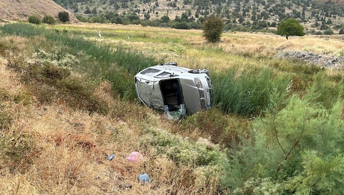 Hakkari’de hafif ticari araç takla attı: 2’si çocuk 4 yaralı